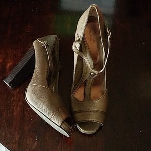 Simply vera vera wang taupe t-strap heels